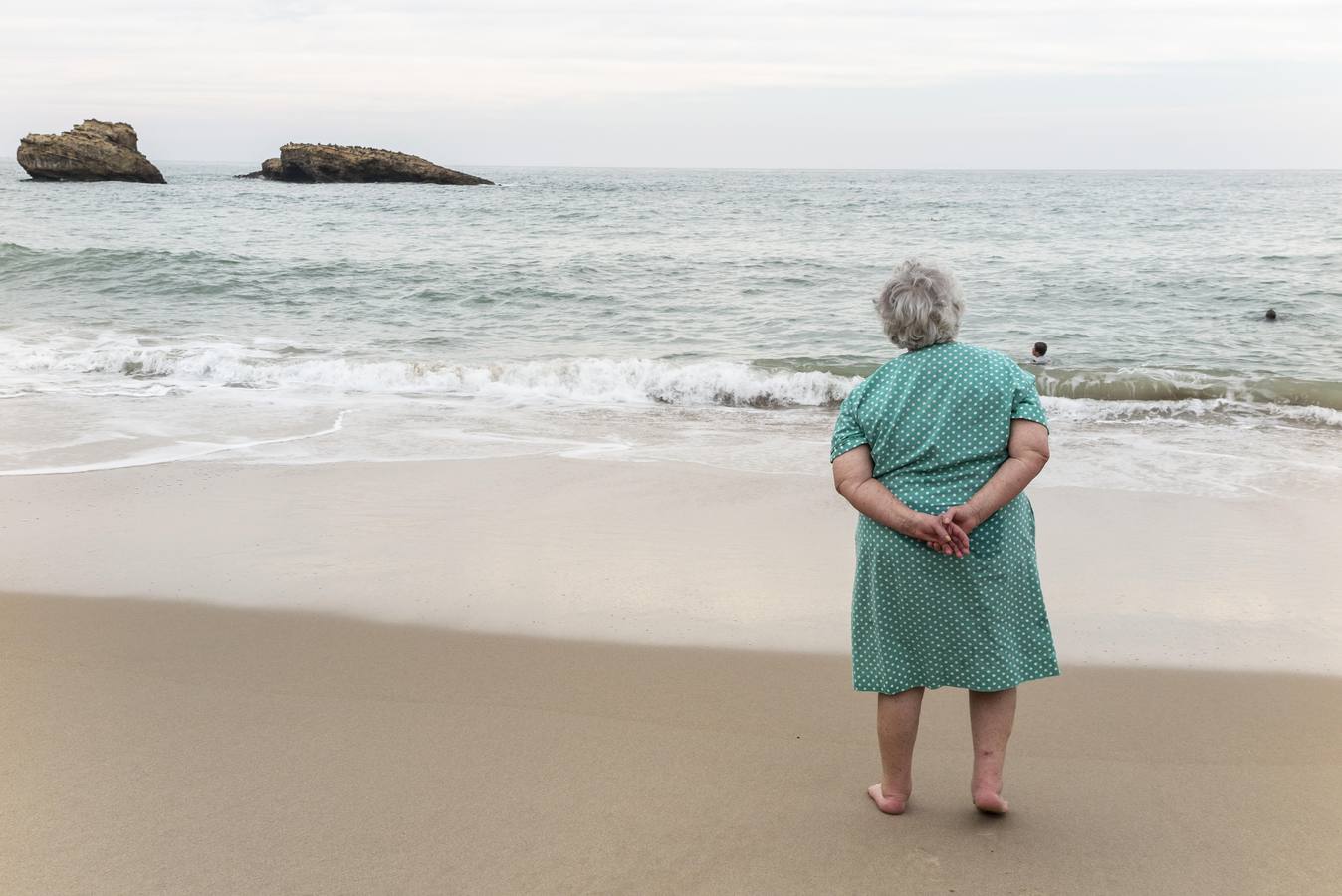 Una mujer mirando al mar